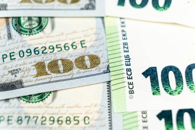 100 dolar ve 100 avroluk banknotlar..