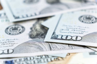 Bir sürü 100 dolarlık makrolar.