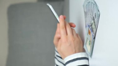 Bir kadın akıllı telefon kullanırsa, masada bir sürü yüz dolarlık banknot olur. İnternetten kazanç, finans hesapları, aile bütçesi.