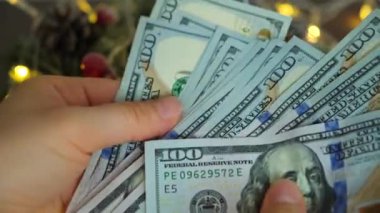 Bir insan Noel ve yeni yıl tatillerinde dolarları sayar. Kış tatili boyunca para ve kazanç harcamak