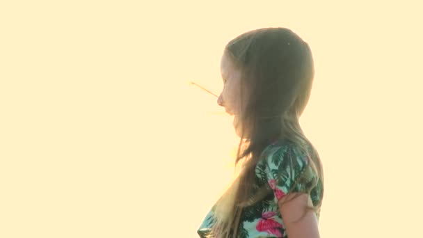 Portret Pięknej Lub Letniej Dziewczynki Tle Nieba Promieniach Zachodzącego Słońca — Wideo stockowe
