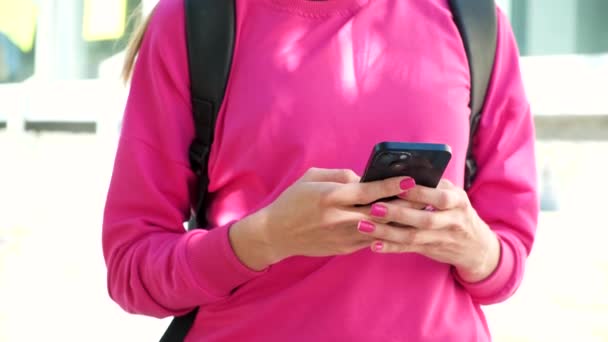 Kobieta Używa Smartfona Telefonu Komórkowego Zewnątrz Zbliżenie — Wideo stockowe