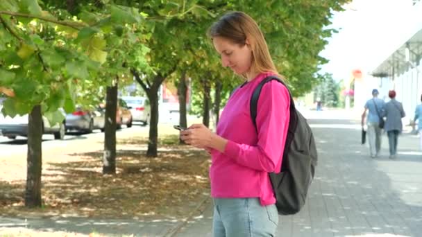 Kobieta Używa Smartfona Telefonu Komórkowego Ulicy Miasta — Wideo stockowe