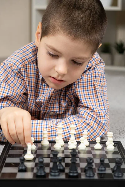 Jogo de xadrez infantil concentrado desenvolvimento cerebral e lógica jogo  de tabuleiro para crianças