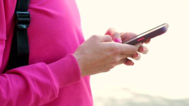 Kadın akıllı telefon, cep telefonu, açık hava, kapalı çekim, yavaş çekim kullanıyor..