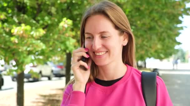 Sonbaharda Şehrin Sokaklarında Dikilen Bir Kadın Cep Telefonuyla Konuşuyor — Stok video