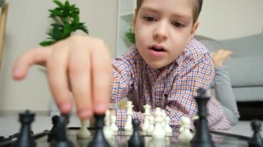Küçük çocuk satranç oynuyor. Çocuklar için masa oyunları.