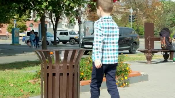 Маленький Хлопчик Кидає Пластикову Пляшку Смітник Концепція Сортування Відходів — стокове відео