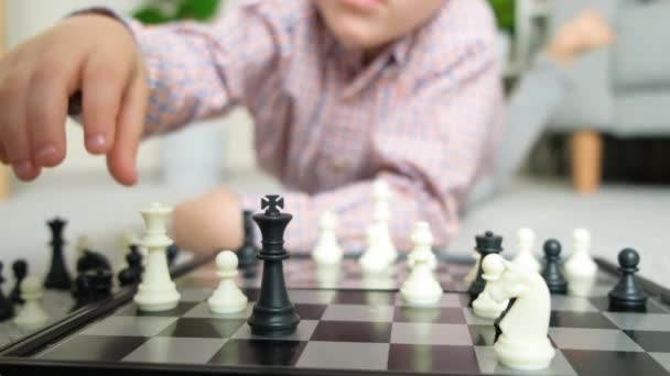 Kleiner Junge Beim Schachspielen Brettspiele Für Kinder — Stockvideo