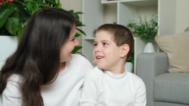 Mutlu anne ve küçük oğlu birbirlerine bakıp gülümsüyorlar. Anneler Günü, annelik..