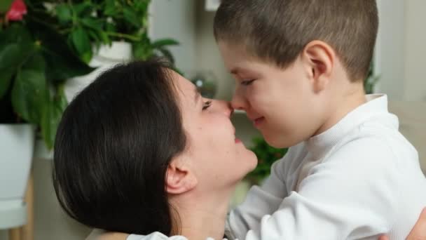 Mor Lille Søn Omfavner Gnider Deres Næser Moderskab Mødre Dag – Stock-video
