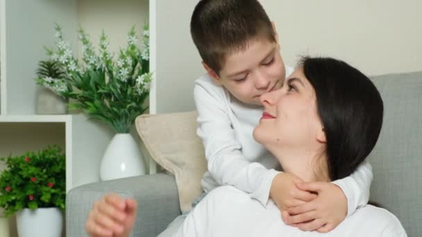 Seksårig Søn Krammer Kysser Sin Mor Kinden Derhjemme Mors Dag – Stock-video