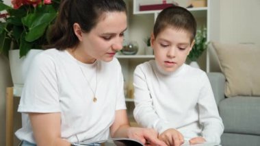 Anne ve küçük oğlu birlikte bir kitap okudular ve ne okuduklarını tartıştılar. Ebeveynlik, birlikte zaman geçirmek..