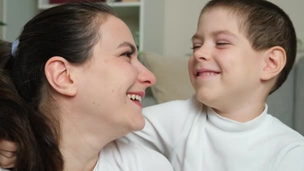 Glad Mor Søn Griner Kramme Ser Hinanden Derhjemme Lykkelig Moderskab – Stock-video