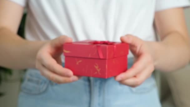 Seorang Wanita Memegang Hadiah Dalam Kotak Persegi Merah Konsep Pemberian — Stok Video