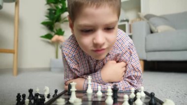 Küçük çocuk satranç oynuyor. Çocuklar için masa oyunları.