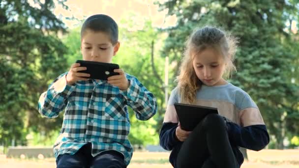 Crianças Usam Gadgets Enquanto Estão Sentadas Parque Livre Jogos Smartphones — Vídeo de Stock