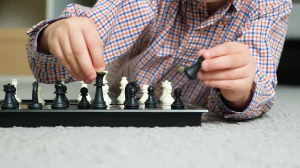 チェスをする小さな少年 子供のためのボードゲーム — ストック動画