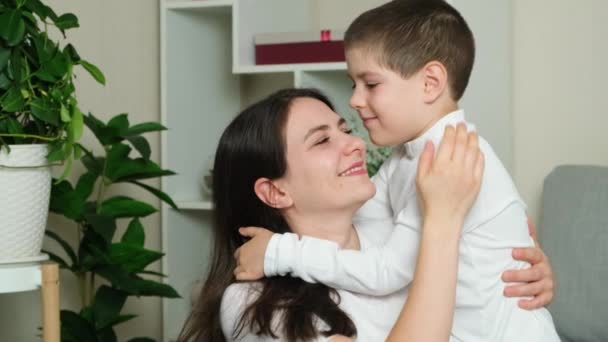 Mãe Filho Pequeno Abraçando Esfregando Narizes Maternidade Dia Das Mães — Vídeo de Stock