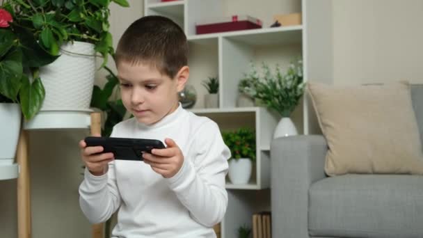 Mamá Quita Smartphone Hijo Seis Años Adicción Pantalla Niños — Vídeos de Stock