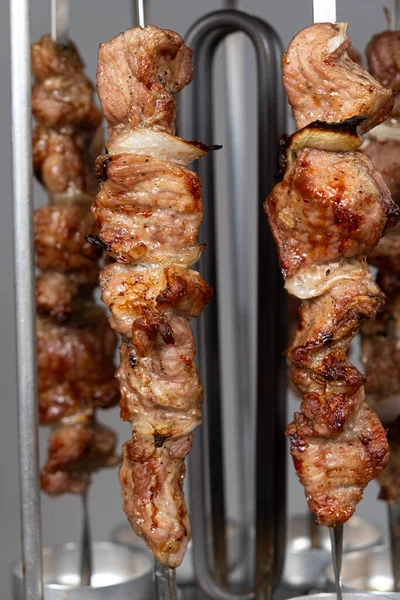 Cuisson Viande Porc Dans Fabricant Kebab Électrique Sur Des Brochettes — Photo