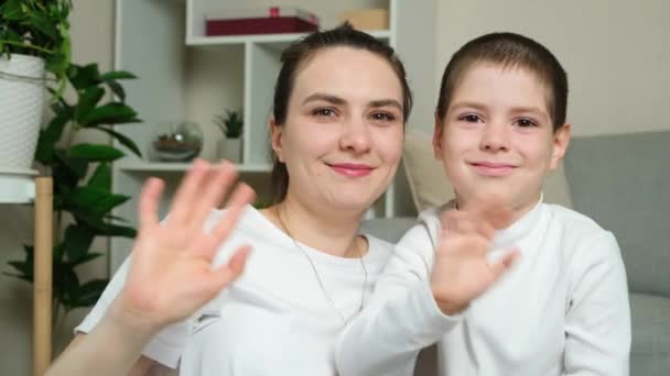 Ung Mor Seksårig Søn Vinker Med Hænderne Skikkelse Kameraet Lykkelig – Stock-video