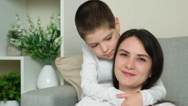 Seksårig Søn Krammer Kysser Sin Mor Kinden Derhjemme Mors Dag – Stock-video
