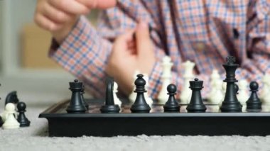 Küçük çocuk satranç oynuyor. Çocuklar için masa oyunları.