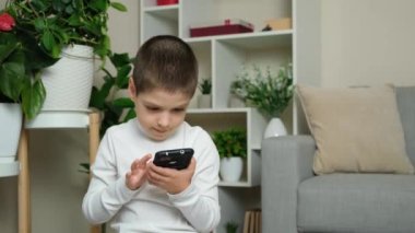 Annem çocuğun elindeki aleti alır ve ona bir kitap verir.