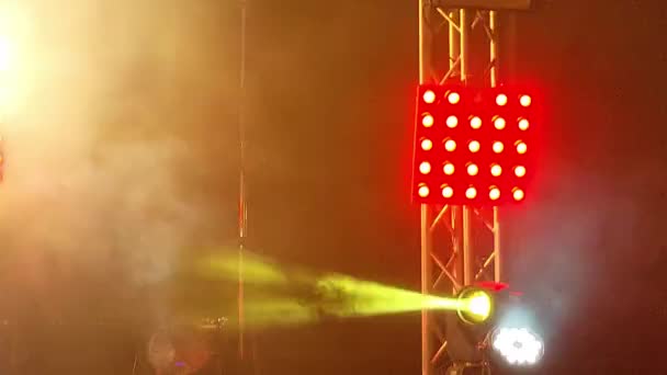 Rote Blaue Und Gelbe Scheinwerfer Lichtshow Bei Einem Rockkonzert — Stockvideo