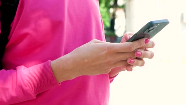 Женщина Использует Смартфон Мобильный Телефон Открытом Воздухе Крупным Планом Руки — стоковое видео
