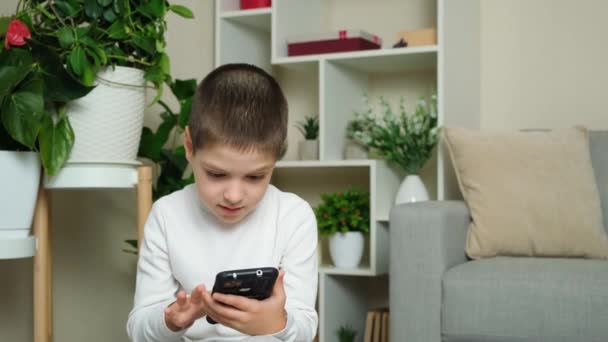 Мама Забирает Смартфон Своего Шестилетнего Сына Экранизация Детей — стоковое видео