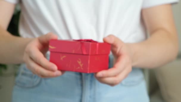 Femeie Ține Cadou Într Cutie Pătrată Roșie Conceptul Daruri — Videoclip de stoc