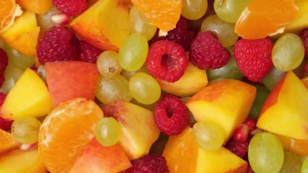 Salad Buah Dengan Buah Iris Anggur Campur Raspberry Nektarin Jeruk — Stok Video