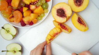Meyve ve böğürtlenlerden oluşan bir çeşidinden meyve salatası pişirmek - nektarini parçalara ayırmak.