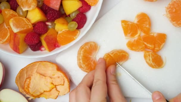 Cuire Une Salade Fruits Partir Assortiment Fruits Baies Couper Mandarine — Video