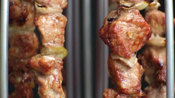 Готовить Мясо Свинины Электрическом Кебабе Вертикальных Шампурах — стоковое видео