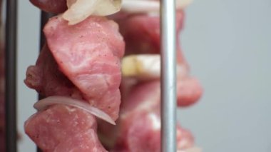Elektrikli kebap makinesinde dikey şişte domuz eti pişirmek.
