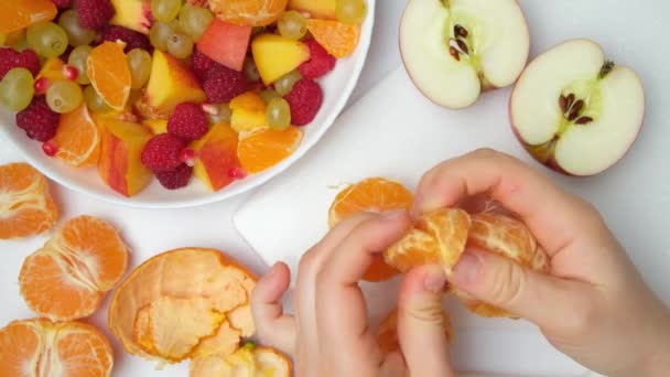果物や果実からフルーツサラダを準備する マンダリンを剥がす — ストック動画