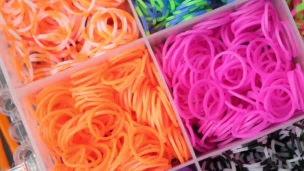 Conjunto Bandas Elásticas Multicolores Para Tejer Pulseras Para Niños — Vídeos de Stock