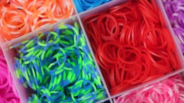 Çocuklar için çok renkli elastik bileklikler.