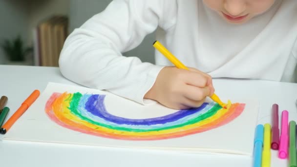 Małe Dziecko Rysuje Tęczę Filcowymi Końcówkami Szkicowniku Siedząc Przy Stole — Wideo stockowe