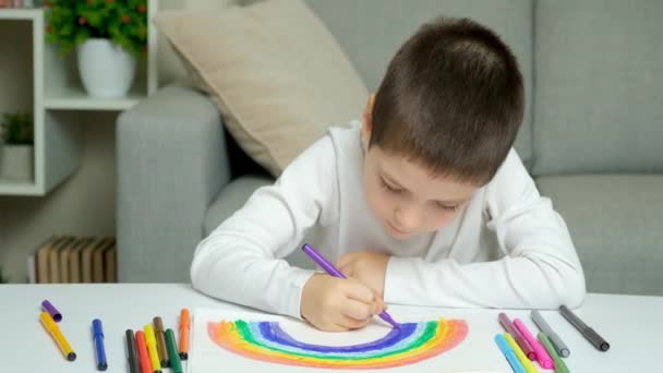 Küçük Bir Çocuk Masada Otururken Çizim Defterine Keçeli Kalemlerle Gökkuşağı — Stok video