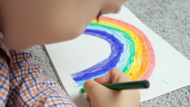 Menino Desenha Arco Íris Com Canetas Feltro Caderno Esboços Enquanto — Vídeo de Stock