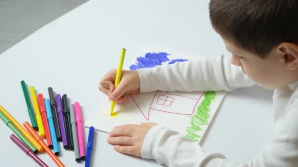 Desenho Criança Com Canetas Hidrográfica Uma Casa Com Grama Sol — Vídeo de Stock