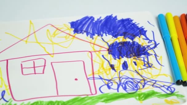 Disegno Bambino Età Prescolare Disegnato Con Pennarelli Casa Nuvole Sole — Video Stock