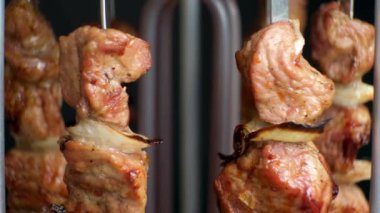 Elektrikli kebap makinesinde dikey şişte domuz eti pişirmek.