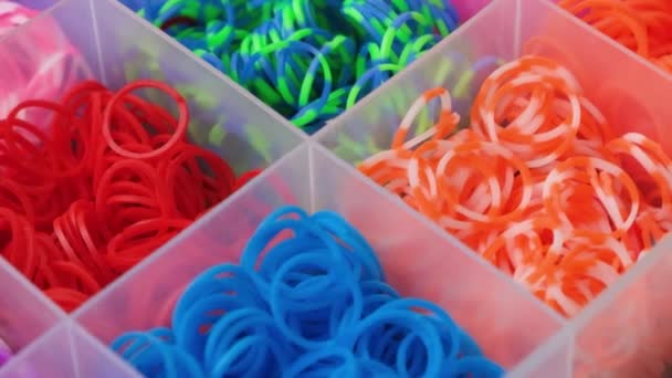 Conjunto Bandas Elásticas Multicoloridas Para Tecer Pulseiras Para Crianças — Vídeo de Stock