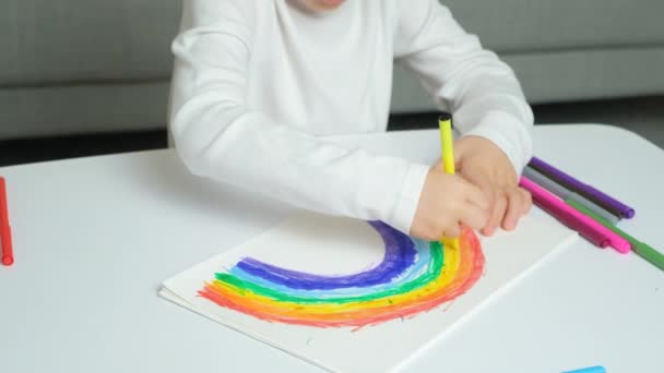 Ein Kleines Kind Zeichnet Mit Filzstiften Einen Regenbogen Ein Skizzenbuch — Stockvideo