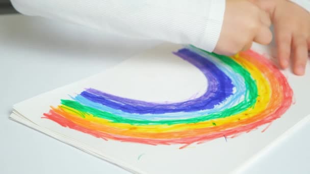 Niño Pequeño Dibuja Arco Iris Con Rotuladores Cuaderno Bocetos Mientras — Vídeos de Stock